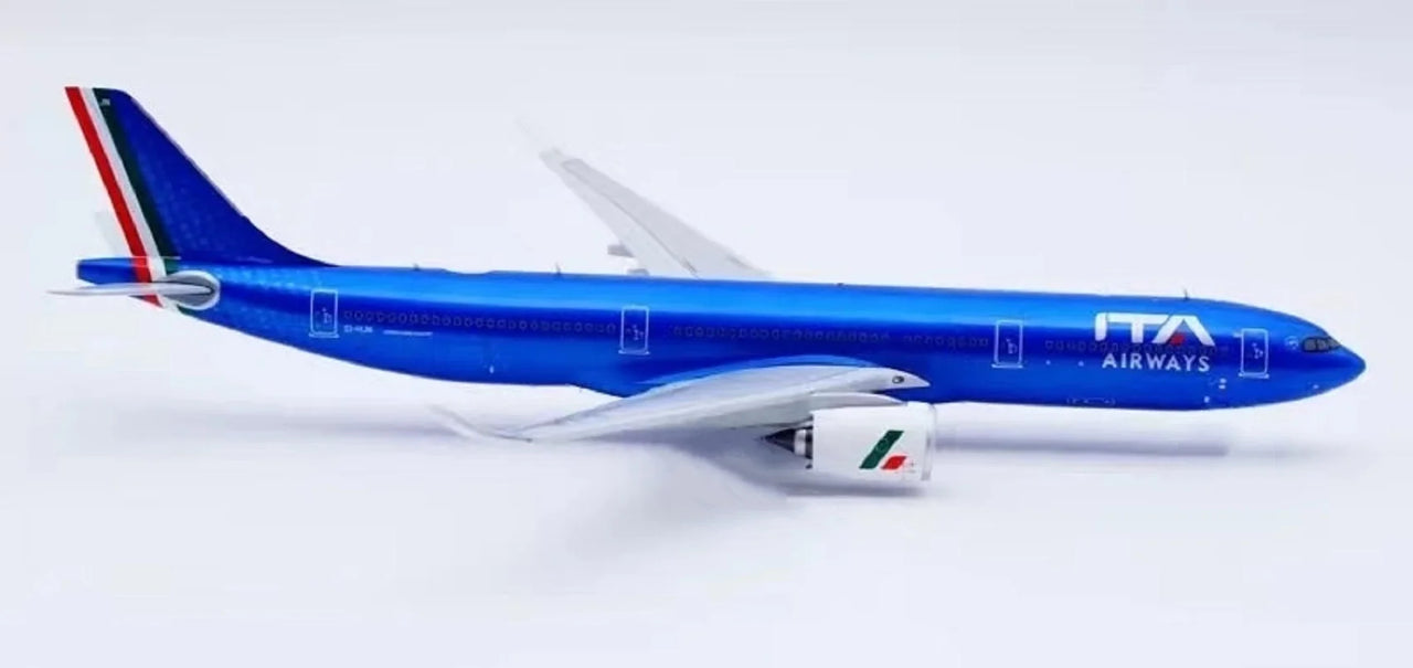 Italy  Airlines Airbus A350-900 Airplane Model (33.5CM)