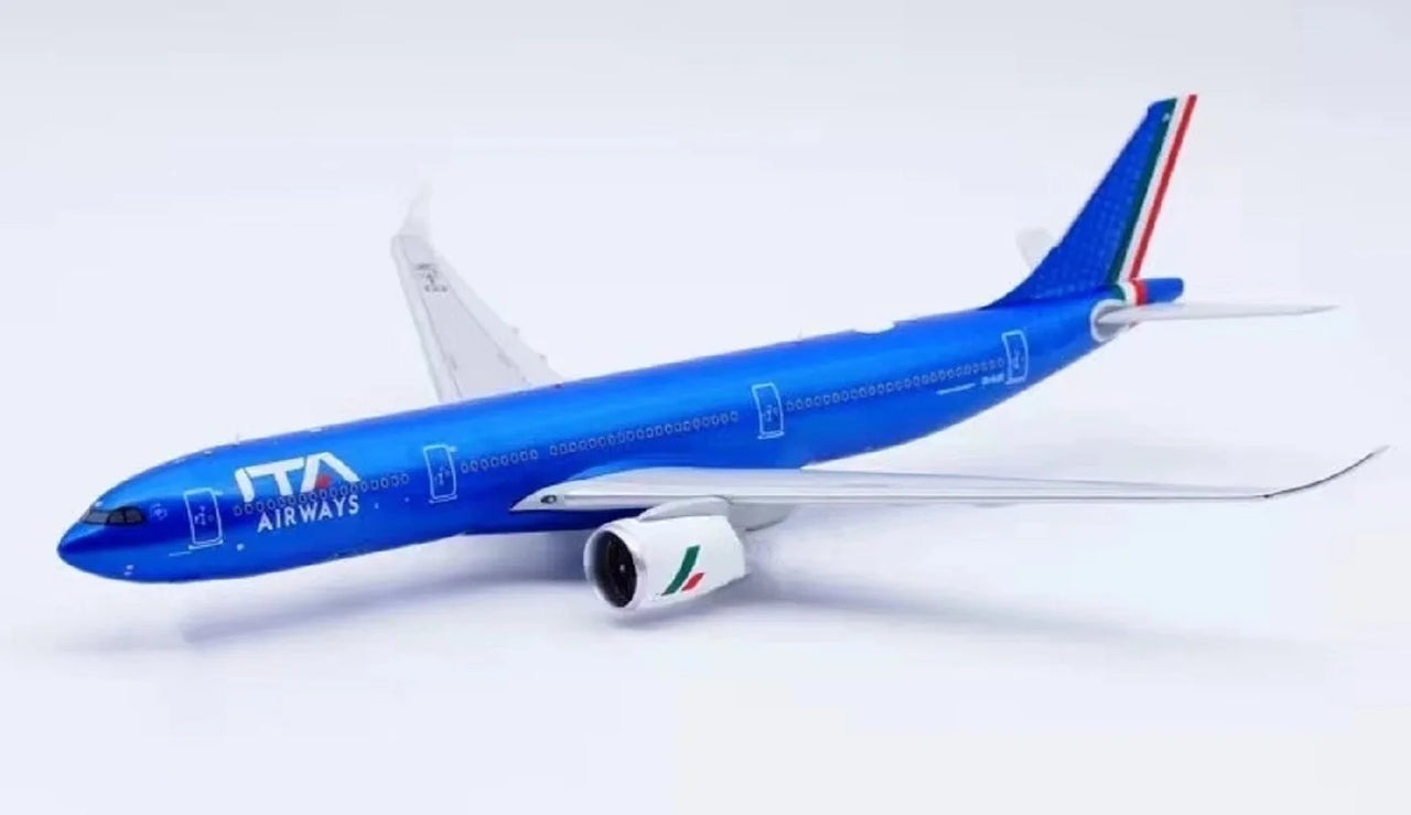 Italy  Airlines Airbus A350-900 Airplane Model (33.5CM)